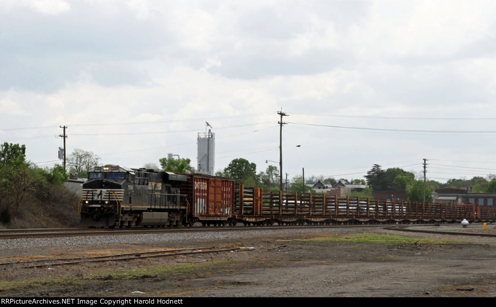 NS 9530 leads train 93Q southbound